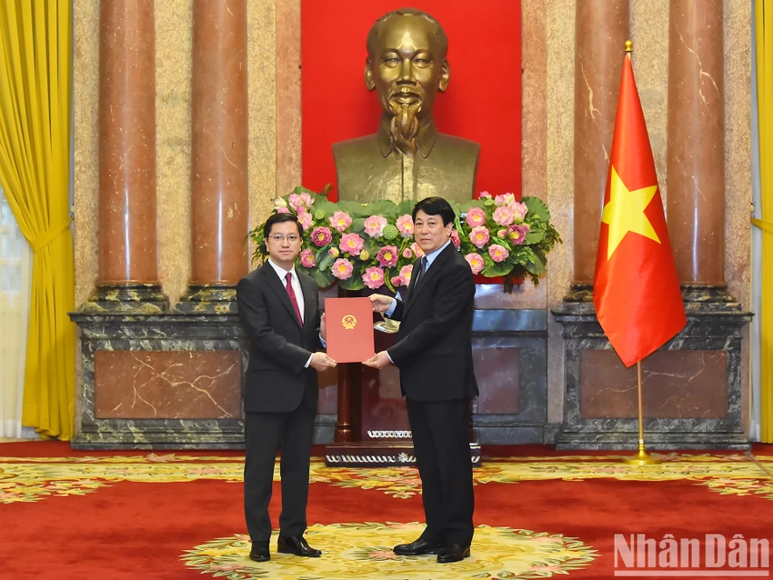 Chủ tịch nước Lương Cường trao Quyết định phong hàm Đại sứ nước Cộng hòa xã hội Chủ nghĩa Việt Nam bậc I cho Đại sứ đặc mệnh toàn quyền nước CHXHCN Việt Nam tại Cộng hòa Ấn Độ Nguyễn Thanh Hải. Ảnh: NHÂN DÂN chu-tich-nuoc-luong-cuong-trao-quyet-dinh-phong-ham-dai-su-cho-5-can-bo-2.jpg