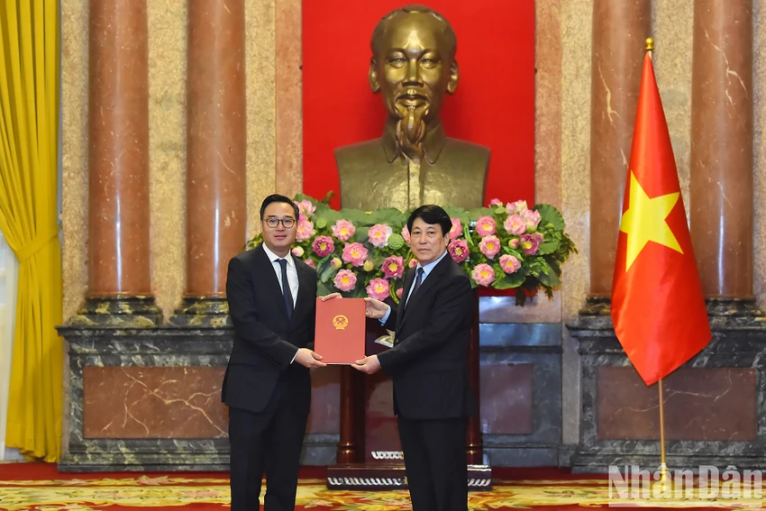 Chủ tịch nước Lương Cường trao Quyết định phong hàm Đại sứ nước CHXHCN Việt Nam bậc I cho Phó Vụ trưởng, Phó Chánh Văn phòng Bộ Ngoại giao Ngô Toàn Thắng. Ảnh: NHÂN DÂN chu-tich-nuoc-luong-cuong-trao-quyet-dinh-phong-ham-dai-su-cho-5-can-bo-3.jpg