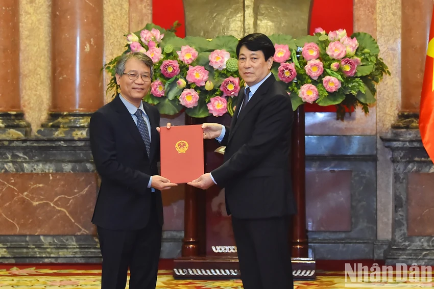 Chủ tịch nước Lương Cường trao Quyết định phong hàm Đại sứ nước CHXHCN Việt Nam bậc I cho Giảng viên cao cấp (Học viên Ngoại giao) Nguyễn Vũ Tùng. Ảnh: NHÂN DÂN chu-tich-nuoc-luong-cuong-trao-quyet-dinh-phong-ham-dai-su-cho-5-can-bo-4.jpg