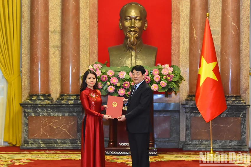 Chủ tịch nước Lương Cường trao Quyết định phong hàm Đại sứ nước CHXHCN Việt Nam bậc II cho Thứ trưởng Bộ Ngoại giao Nguyễn Minh Hằng. Ảnh: NHÂN DÂN Chủ tịch nước Lương Cường trao quyết định phong hàm Đại sứ cho 5 cán bộ