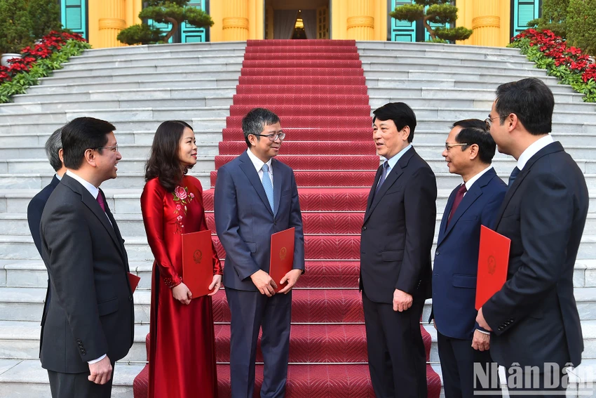 Chủ tịch nước Lương Cường trao đổi bên lề với các đại sứ. Ảnh: NHÂN DÂN chu-tich-nuoc-luong-cuong-trao-quyet-dinh-phong-ham-dai-su-cho-5-can-bo-9.jpg