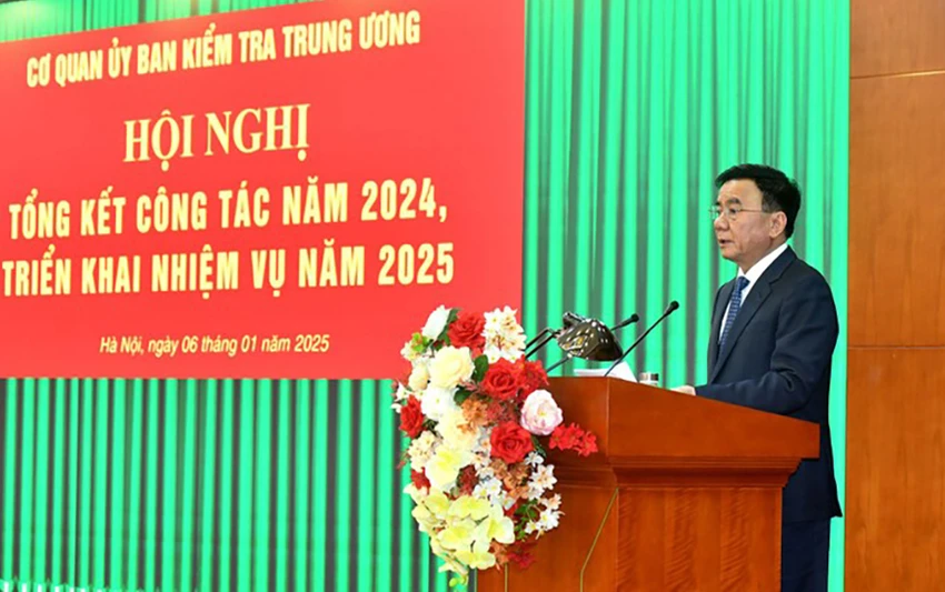 Thường trực Ban Bí thư, Chủ nhiệm UBKT Trung ương Trần Cẩm Tú, phát biểu tại hội nghị. Ảnh: NHÂN DÂN uy-ban-kiem-tra-trung-uong-kien-quyet-xu-ly-nhung-doi-tuong-to-cao-sai-su-that-anh-huong-den-nhan-su-dai-hoi-xiv-tran-cam-tu.jpg
