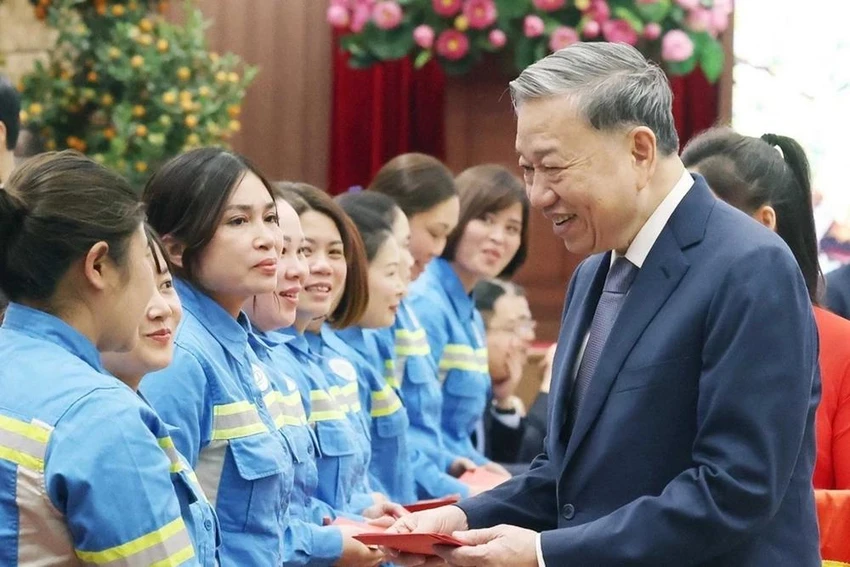 Tổng Bí thư Tô Lâm mừng tuổi cho người lao động. Ảnh: TTXVN 2801-tong-bi-thu-chuc-tet-ha-noi-1.jpg