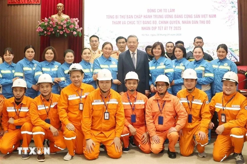 Tổng Bí thư Tô Lâm chụp ảnh chung với cán bộ, công nhân ngành điện lực và môi trường đô thị ứng trực, làm việc trong đêm Giao thừa. Ảnh: TTXVN 2801-tong-bi-thu-chuc-tet-ha-noi-4.jpg