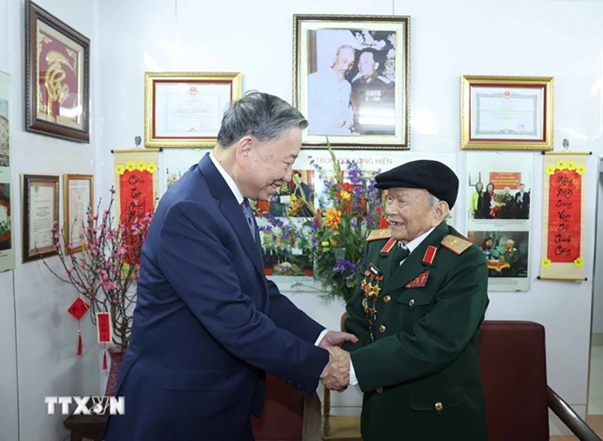 Tổng Bí thư Tô Lâm thăm hỏi, chúc Tết Thiếu tướng Huỳnh Đắc Hương. Ảnh: TTXVN thieu-tuong-nguyen-dac-huong.jpg