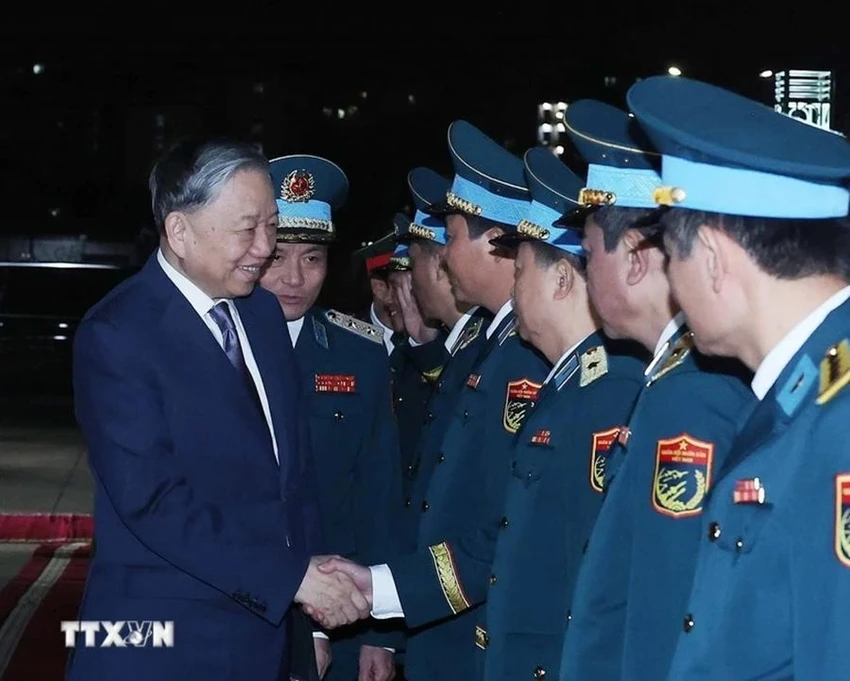 Tổng Bí thư Tô Lâm chúc Tết cán bộ, chiến sỹ Quân chủng Phòng không-Không quân, Bộ Quốc phòng. Ảnh: TTXVN tong-bi-thu-to-lam-tham-kiem-tra-va-chuc-tet-cac-don-vi-cong-an-va-quan-doi.jpg