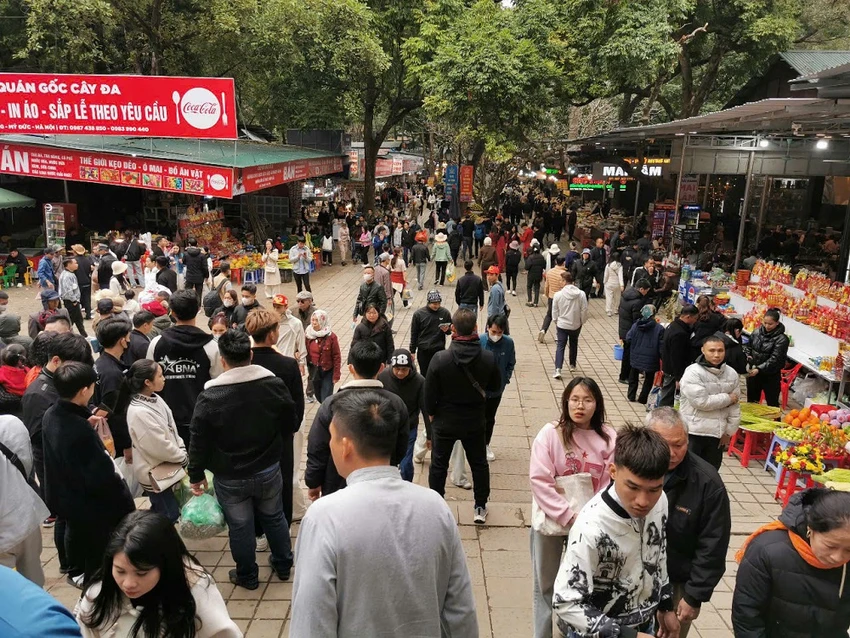 Người dân tham gia Lễ hội chùa Hương năm 2025. Thủ tướng Phạm Minh Chính yêu cầu cán bộ không tổ chức du xuân, chúc Tết trong giờ làm việc