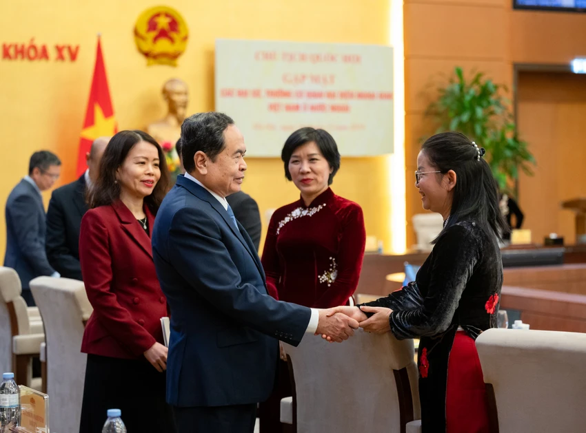 Chủ tịch Quốc hội Trần Thanh Mẫn gặp mặt các Đại sứ, Trưởng cơ quan đại diện ngoại giao Việt Nam ở nước ngoài trước khi đi nhận nhiệm vụ, hôm 18-12-2024. Ảnh: QH Tổng Bí thư Tô Lâm: Vươn mình trong hội nhập quốc tế
