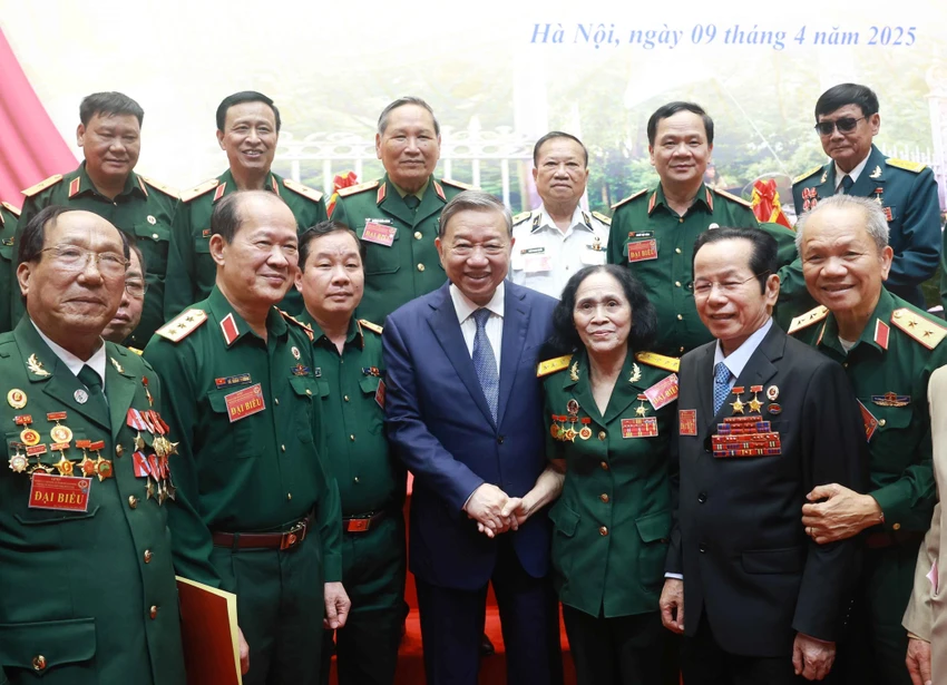 Tổng Bí thư Tô Lâm với các đại biểu tại buổi gặp mặt. Ảnh: TTXVN tong-bi-thu-to-lam-chung-ta-dang-dung-truoc-3-nhiem-vu-rat-quan-trong-1.jpg