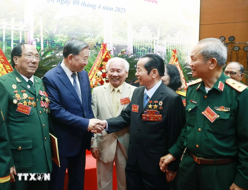 Tổng Bí thư Tô Lâm với các đại biểu tại buổi gặp mặt. Ảnh: TTXVN tong-bi-thu-to-lam-chung-ta-dang-dung-truoc-3-nhiem-vu-rat-quan-trong.jpg