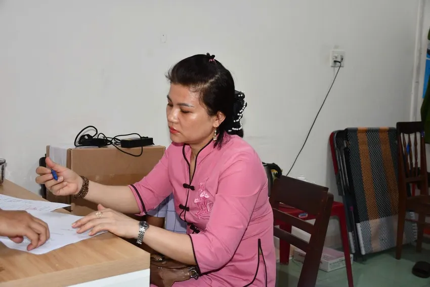 Nguyễn Thị Quyên tại cơ quan Công an. Quảng Ngãi: Bắt bảo mẫu ném bé trai 14 tháng tuổi xuống nền gạch gây chấn thương sọ não