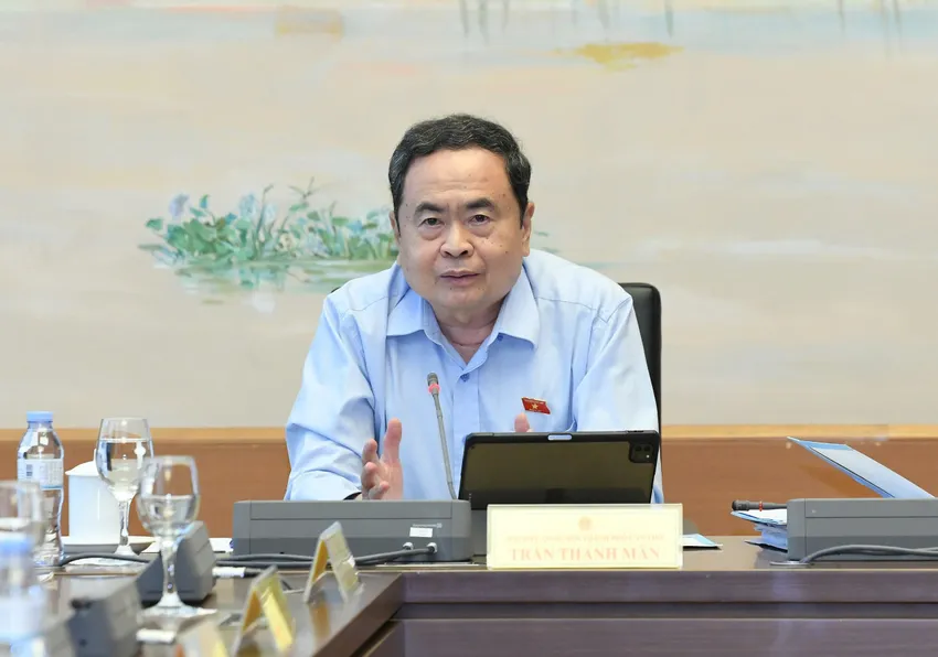Chủ tịch QH Trần Thanh Mẫn nêu ý kiến tại phiên thảo luận tổ ngày 21-10. Ảnh: QH bo-truong-bo-noi-vu-ra-soat-toan-bo-chinh-sach-tien-luong-phu-cap-tran-thanh-man.jpg