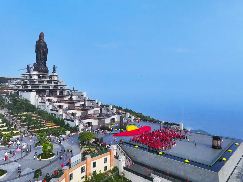 Tượng Phật Bà Tây Bổ Đà Sơn nằm ở độ cao 986m trên đỉnh núi Bà Đen (Tây Ninh), có chiều cao 72m, được đúc bởi hơn 170 tấn đồng đỏ. Ảnh NGUYỄN TIẾN Tây Ninh và Long An.jpg