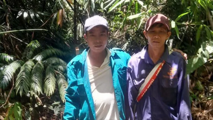 Sau 2 giờ, lực lượng chức năng đã tìm thấy ông Hà (bên phải). Ảnh: VÕ TÙNG người đàn ông (1).jpg
