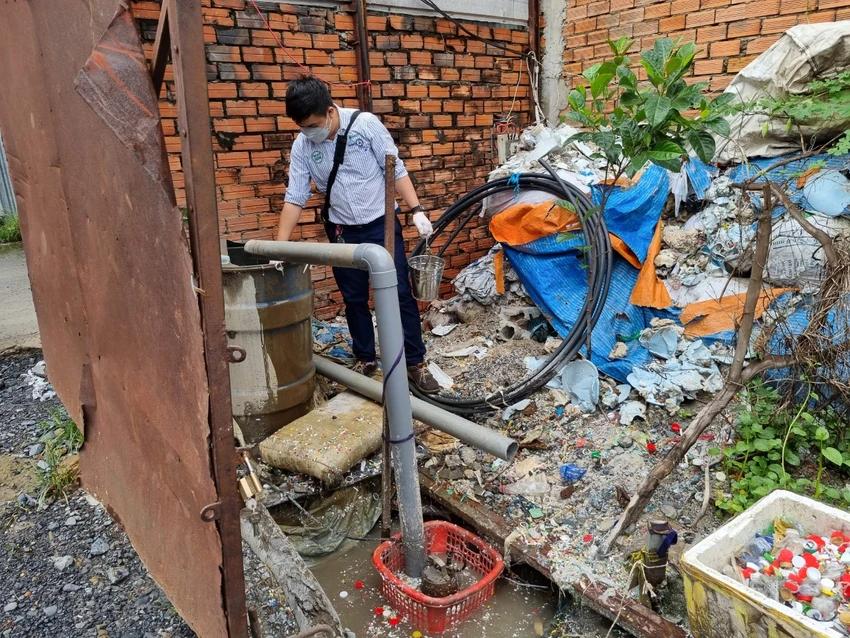 Cơ quan chức năng kiểm cơ sở vi phạm trong lĩnh vực môi trường. Ảnh: TK TP.HCM sẽ đẩy nhanh tiến độ giải quyết các hồ sơ tranh chấp trong lĩnh vực đất đai