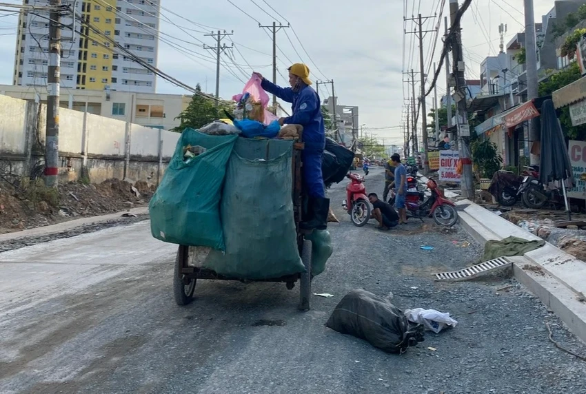 Việc ban hành giá dịch vụ thu gom, vận chuyển, xử lý rác của các quận, huyện trên địa bàn TP.HCM triển khai còn chậm. Ảnh: NC TP.HCM tìm hướng gỡ khi người dân không đồng thuận đơn giá thu gom rác