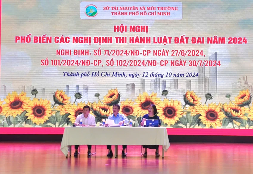 Các đại biểu giải đáp các thắc mắc tại hội nghị. Ảnh: NC Điểm mới về việc cấp sổ hồng với trường hợp đất không có giấy tờ