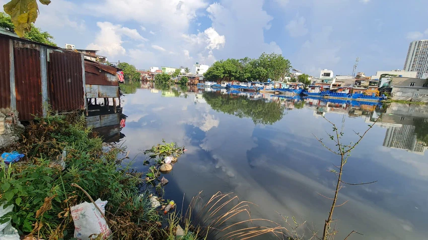 Dự án nạo vét, xây dựng hạ tầng, cải tạo môi trường bờ Bắc kênh Đôi trên địa bàn quận 8 sẽ di dời toàn bộ nhà lụp xụp trên và ven kênh rạch. Ảnh: NGUYỄN CHÂU TP.HCM phê duyệt dự án cải tạo kênh bờ Bắc kênh Đôi với mức đầu tư hơn 7,3 ngàn tỉ đồng