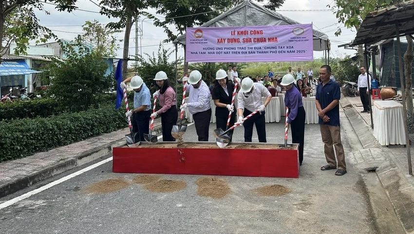 Các đại biểu thực hiện nghi thức khởi công nhà tại thị trấn Cần Thạnh, huyện Cần Giờ. Ảnh: NC Sắp tới TP.HCM sẽ xóa 323 căn nhà tạm, nhà dột nát