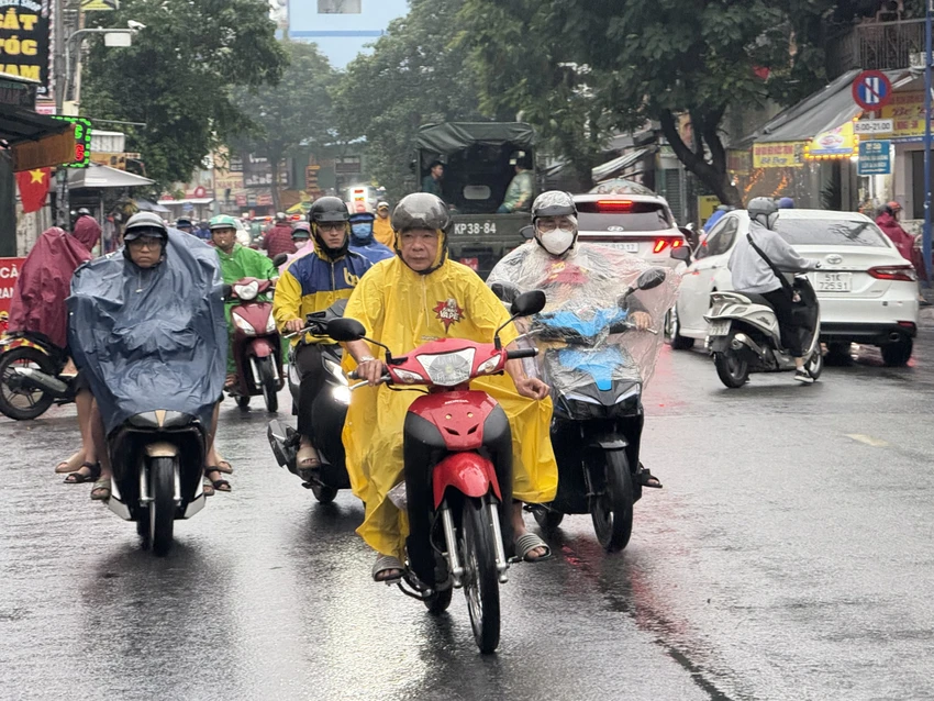 Mưa trái mùa tháng 2 lớn nhất trong 20 năm ở TP.HCM