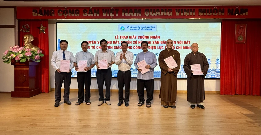 Sở TN&MT tổ chức lễ trao sổ hồng cho tổ chức tôn giáo. Ảnh: NGUYỄN CHÂU TP.HCM trao 38 sổ hồng cho các tổ chức tôn giáo và Tổng công ty Điện lực TP.HCM