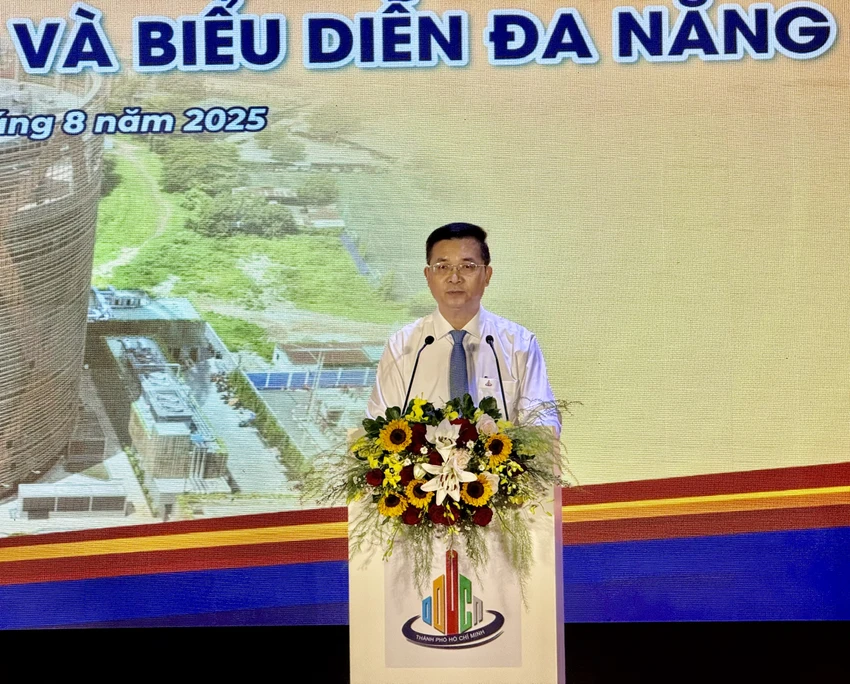 Ông Võ Đức Thanh, Giám đốc Ban Quản lý dự án đầu tư xây dựng các công trình dân dụng và công nghiệp phát biểu tại lễ khánh thành. Ảnh: NGUYỄN CHÂU khánh thành rạp xiếc 3 ông thanh.jpg