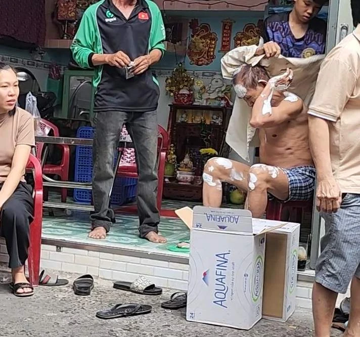 Ngọn lửa bùng phát rồi bao trùm căn nhà 2 tầng khiến một người bị bỏng. lua-bao-trum-can-nha-2-tang-trong-hem-o-quan-6-post0.html15.jpg