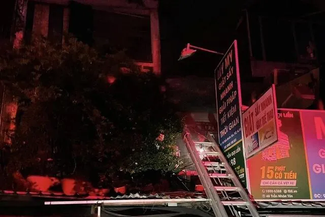 Hiện trường vụ cháy nhà dân trong hẻm đường Trần Nhân Tôn, phường 2, quận 10. Giải cứu 4 người bị kẹt trong vụ cháy ở quận 10