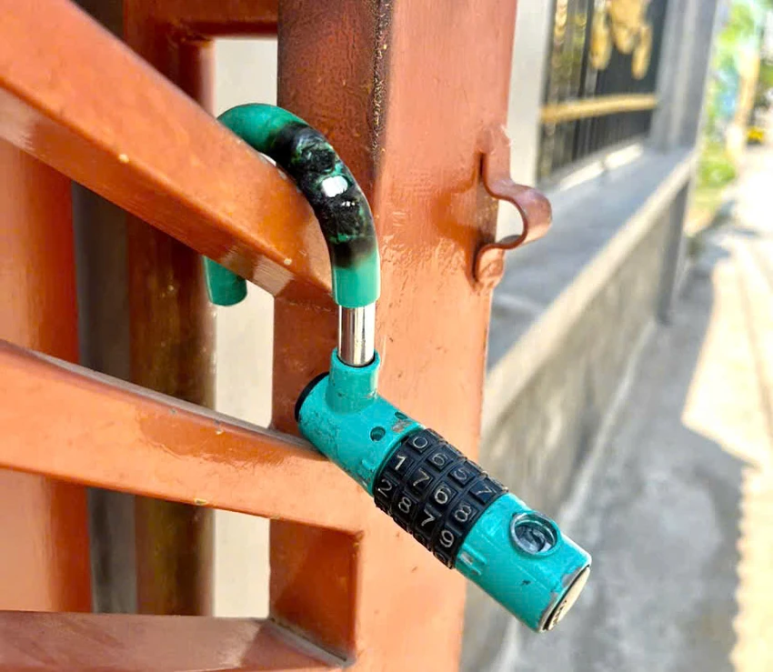 Kẻ gian bẻ khoá cổng rồi đột nhập nhà lấy trộm 3 xe máy. Kẻ trộm dùng khò lửa bẻ khoá cổng, lấy cùng lúc 3 xe máy