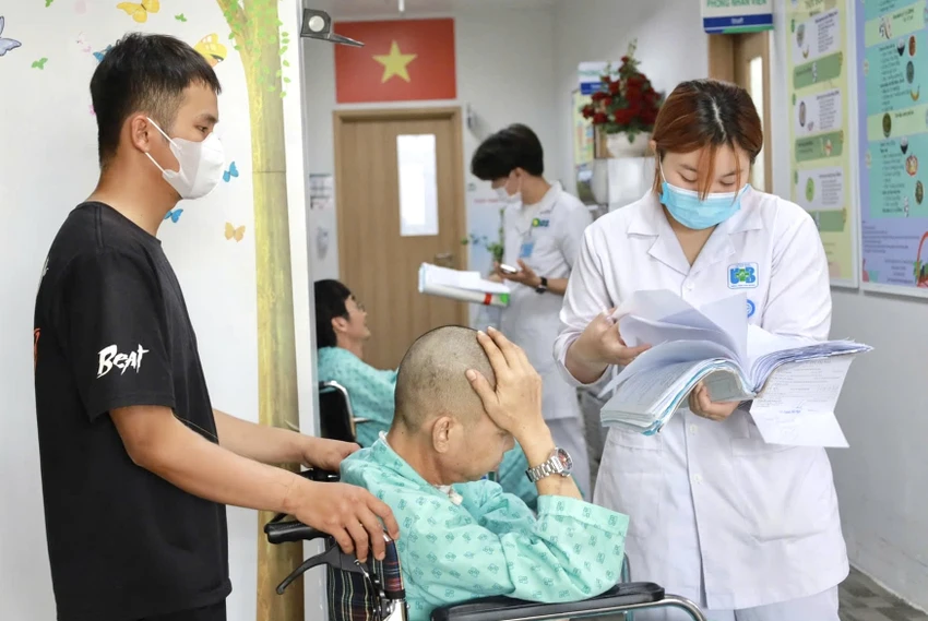 Bệnh nhân can thiệp dinh dưỡng tại Bệnh viện Ung Bướu TP.HCM. Ảnh: DI LINH Bỏ đói tế bào ung thư, mối nguy hại từ chế độ ăn kiêng cực đoan