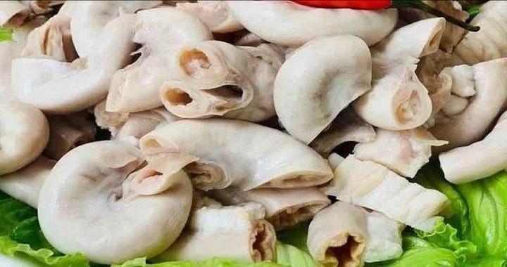 Món ăn quen thuộc nhưng tiểm ẩn nguy cơ an toàn thực phẩm. Ảnh MXH Lòng heo, món ăn quen thuộc có thật sự an toàn cho sức khỏe?