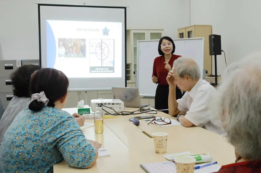 Lớp học ra tại phường Tân Hưng, TP.HCM. Ảnh: DI LINH. nguoi-lon-tuoi-5.jpg