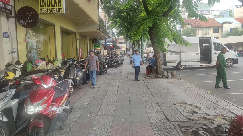 Lực lượng quản lý đô thị phường, công an UBND phường Bến Thành kiểm tra các điểm giữ xe tại địa bàn. Ảnh: NGUYỄN HIỀN bai giu xe.jpg