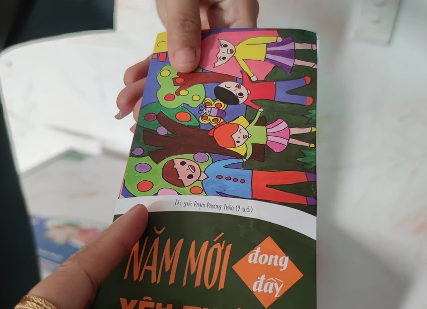 Tiền lì xì của con, cha mẹ có thể mua vàng, để dành sau này cho con. Ảnh: THIÊN HƯƠNG tien-li-xi-ngay-tet-su-sung.jpg