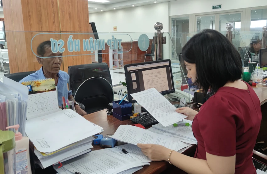 Cán bộ cơ quan BHXH TP.HCM đang tiếp người dân đến thực hiện một số thủ tục liên quan đến BHXH. Ảnh: NGUYỄN HIỀN ung-dung-VssID-BHXH.jpg