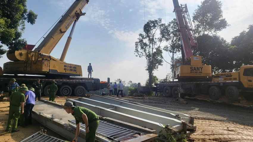 Việc trục vớt các hạng mục của cầu Phong Châu bị sập hôm 9-9 đã được tiến hành từ trước đó. Ảnh CAPT Phú Thọ đã có phương án phá dỡ phần còn lại cầu Phong Châu 2.jpg