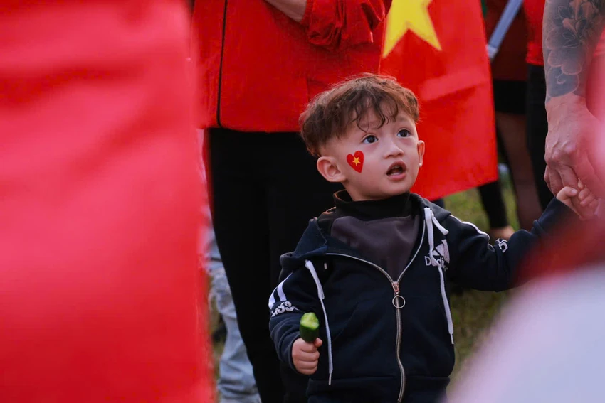 Chung kết AFF CUP 2024 Hàng ngàn cổ động viên đổ về Việt Trì 10.jpg