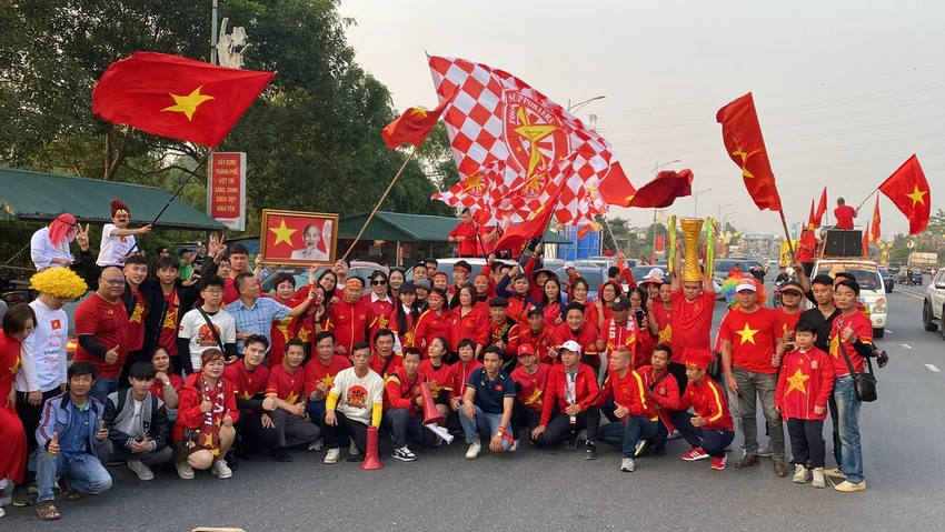 Chung kết AFF CUP 2024 Hàng ngàn cổ động viên đổ về Việt Trì 7.jpg
