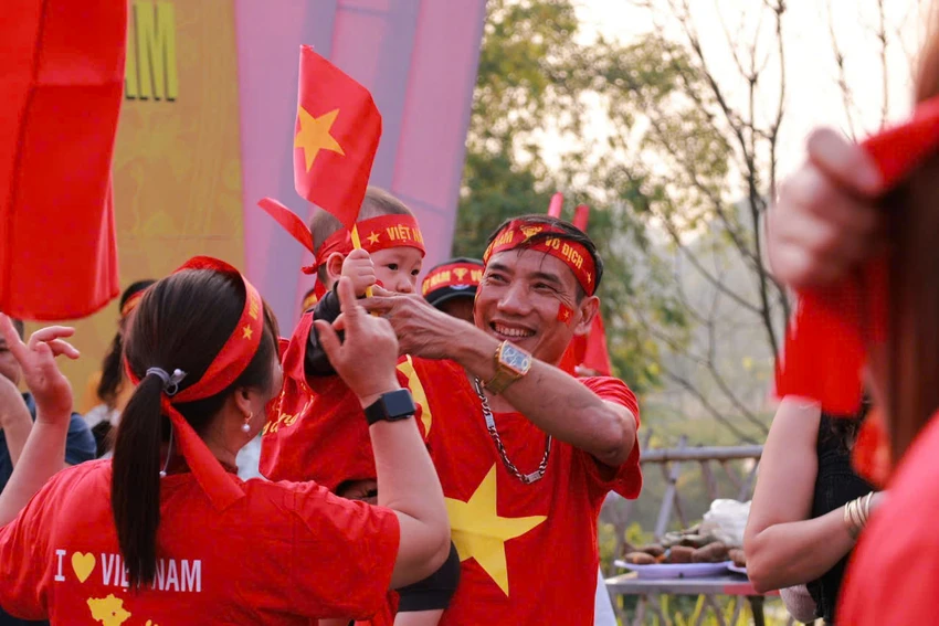 Chung kết AFF CUP 2024 Hàng ngàn cổ động viên đổ về Việt Trì 9 11.jpg