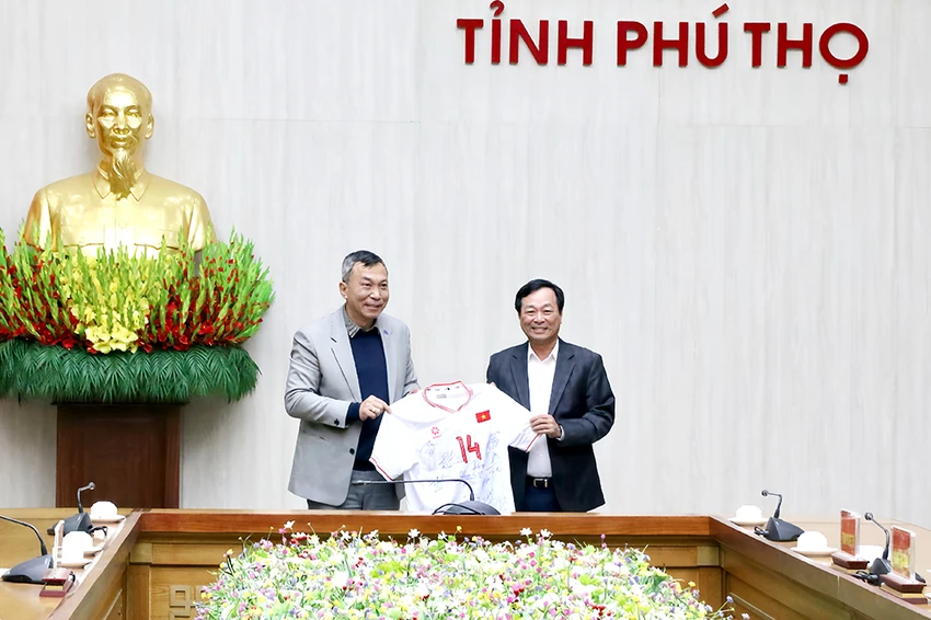 Chủ tịch LĐBĐ Việt Nam Trần Quốc Tuấn (trái) tặng Chủ tịch UBND tỉnh Phú Thọ áo thi đấu có chữ kí của các cầu thủ đội tuyển Việt Nam. Ảnh: CTV Phú Thọ dự kiến nâng cấp sân vận động Việt Trì lên 35.000 chỗ 2.jpeg