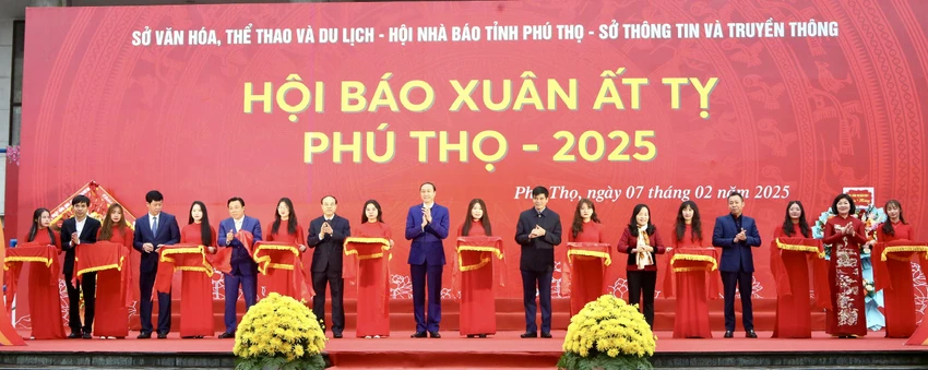 Các đại biểu cắt băng khai mạc hội báo xuân 2025. Ảnh PV Khai mạc hội báo xuân Phú Thọ.jpg