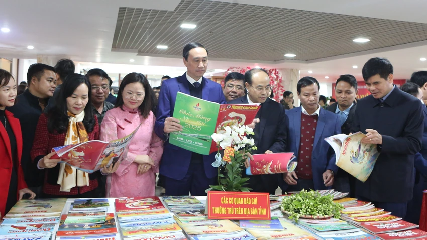 Lãnh đạo tỉnh Phú Thọ thăm gian trưng bày báo chí các cơ quan báo chí thường trú trên địa bàn. Ảnh: PV Khai mạc hội báo xuân Phú Thọ 2.jpg
