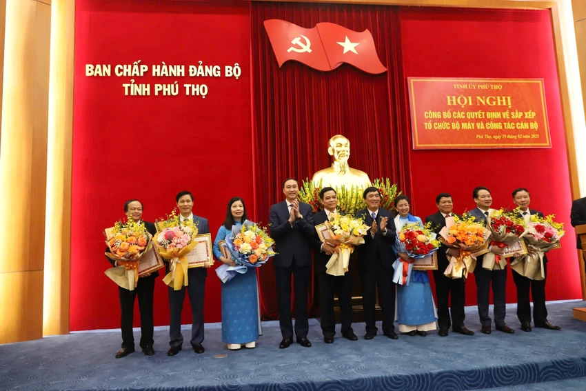 BTV Tỉnh ủy Phú Thọ tặng bằng khen các lãnh đạo tiên phong, gương mẫu trong thực hiện việc sắp xếp, tinh gọn bộ máy. Ảnh: CTV Phú Thọ tuyên dương 8 cá nhân gương mẫu trong tinh gọn bộ máy.jpg