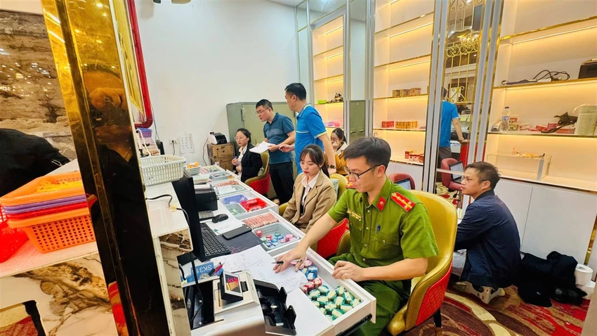 Ảnh: Công an Lào Cai Bên trong sòng bạc khủng vừa bị công an triệt phá tại Lào Cai 4.jpeg