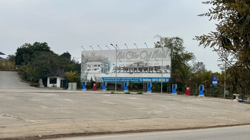 Ghi nhận chiều 7-3 cho thấy, khu vực này đang ở trạng thái tạm dừng hoạt động. Theo Công an Phú Thọ, Cơ quan CSĐT đang tiếp tục điều tra , làm rõ các sai phạm liên quan đến quá trình thực hiện dự án, quản lý đất đai và hoạt động kinh doanh tại trạm dừng nghỉ Ngọc Anh. Cận cảnh biệt phủ rộng lớn, có bể bơi của Tuấn trắng vừa bị bắt 1.jpg