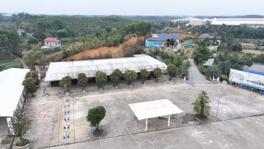 Một ngày sau khi Nguyễn Văn Tuấn (tức Tuấn trắng ) bị Công an tỉnh Phú Thọ bắt về hành vi lạm dụng tín nhiệm chiếm đoạt tài sản, khu vực trạm dừng nghỉ Ngọc Anh và "biệt phủ" rộng lớn của Tuấn trắng vắng bóng người qua lại. Cận cảnh biệt phủ rộng lớn, có bể bơi của Tuấn trắng vừa bị bắt 5.jpg