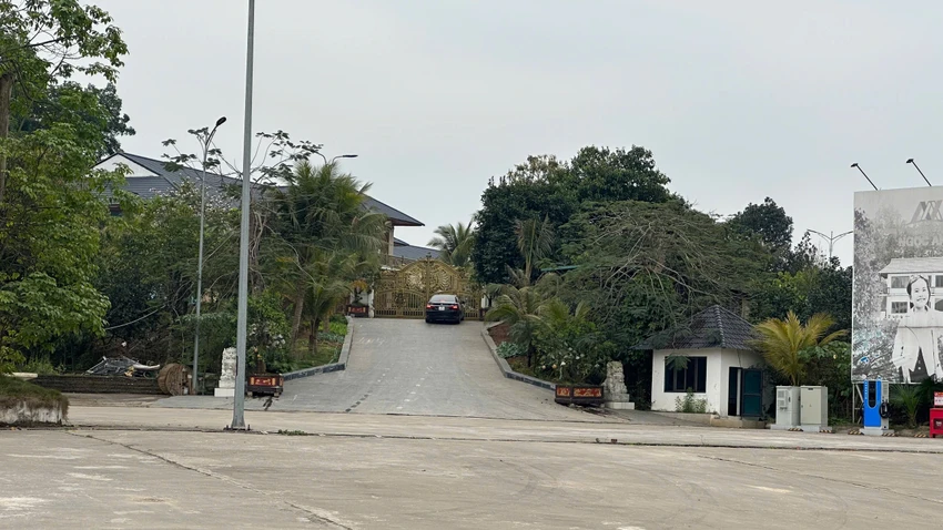 Nằm sát trạm dừng nghỉ Ngọc Anh là khu "biệt phủ" rộng lớn cả ngàn m2 của Tuấn trắng. Cận cảnh biệt phủ rộng lớn, có bể bơi của Tuấn trắng vừa bị bắt 6.jpg