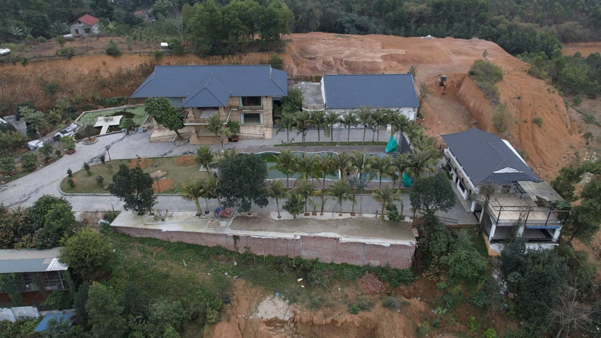 Toàn cảnh "biệt phủ" của giang hồ Tuấn trắng với các khu nhà, hồ bơi và nhiều khu vực bố trí các tiểu cảnh, cây cảnh... Cận cảnh biệt phủ rộng lớn, có bể bơi của Tuấn trắng vừa bị bắt 8.jpg