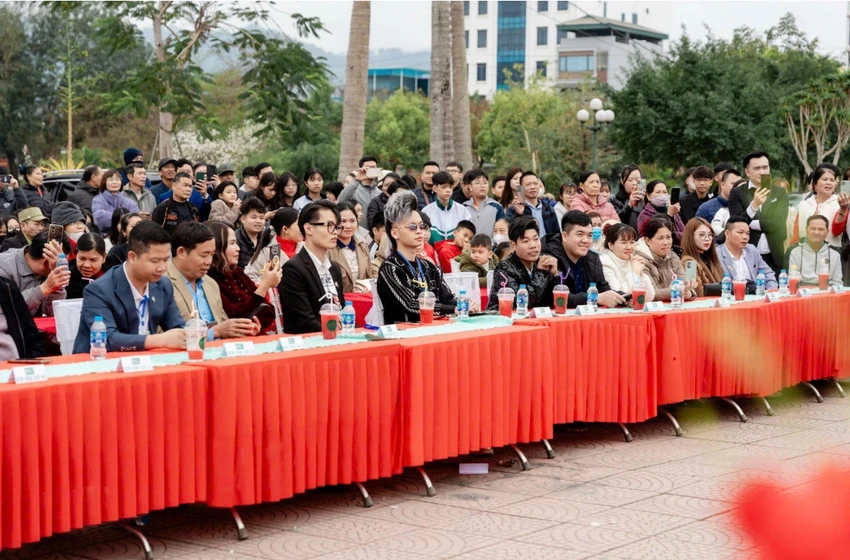 Công an xác minh vụ mời giang hồ mạng quảng bá nem chua