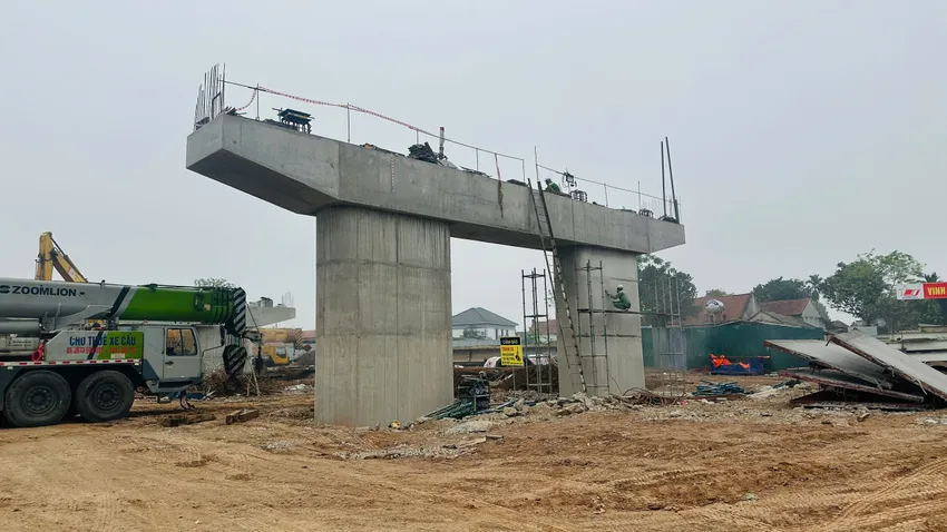 Hình ảnh xây dựng cầu Phong Châu hồi tháng 4-2025. Ảnh: XUÂN NGUYỄN Hình ảnh xây dựng cầu Phong Châu hồi tháng 4-2025, sau 3 tháng thi công thần tốc. Ảnh: XUÂN NGUYỄN